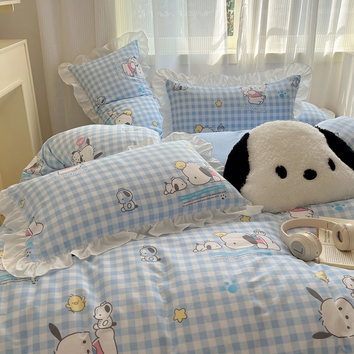 91家纺网 家纺一手货源 找家纺 三朵 2024年全棉白色花边三丽鸥系列四件套 花边-格子帕恰狗