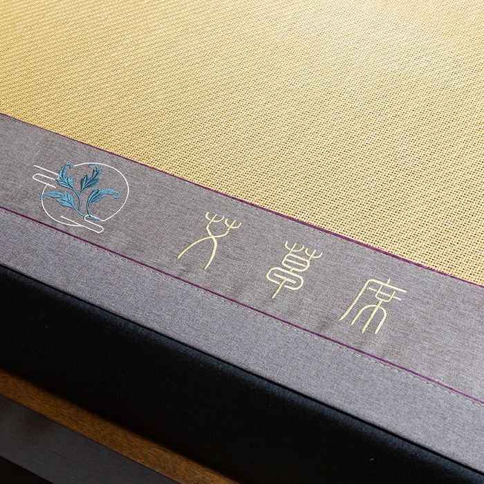 91家纺网 家纺一手货源 找家纺 青雅席业 2025新款艾草绣花工艺养生席 艾草-姜黄