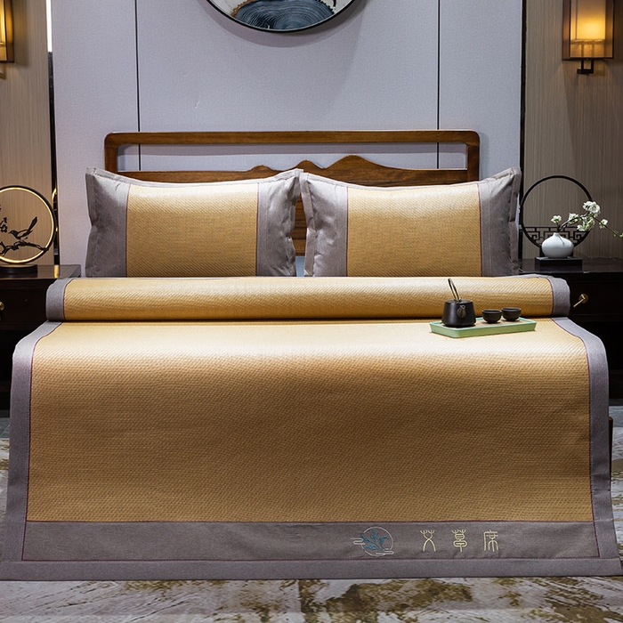 91家纺网 家纺一手货源 找家纺 青雅席业 2025新款艾草绣花工艺养生席 艾草-姜黄