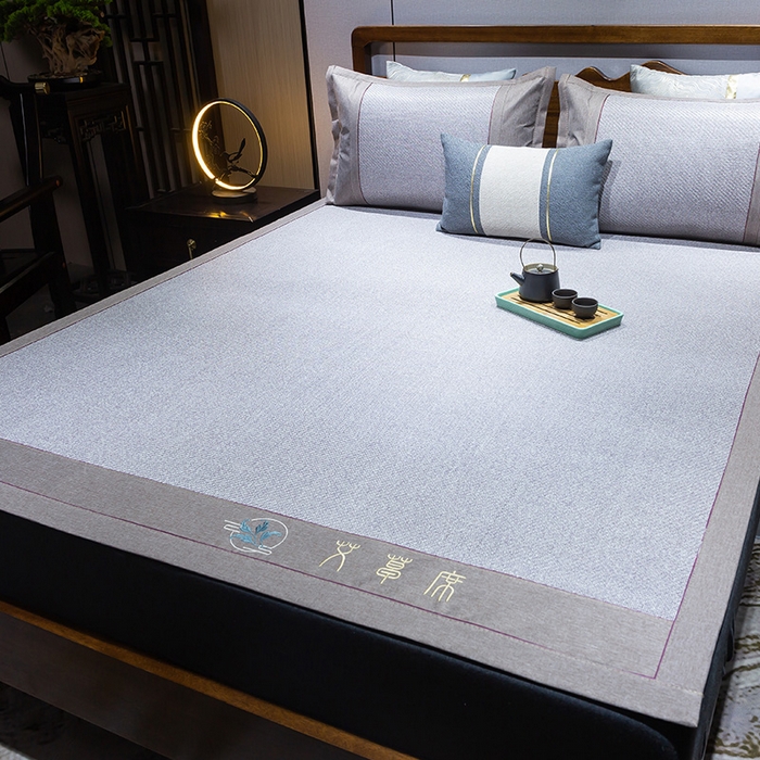 91家纺网 家纺一手货源 找家纺 青雅席业 2025新款艾草绣花工艺养生席 艾草-银灰