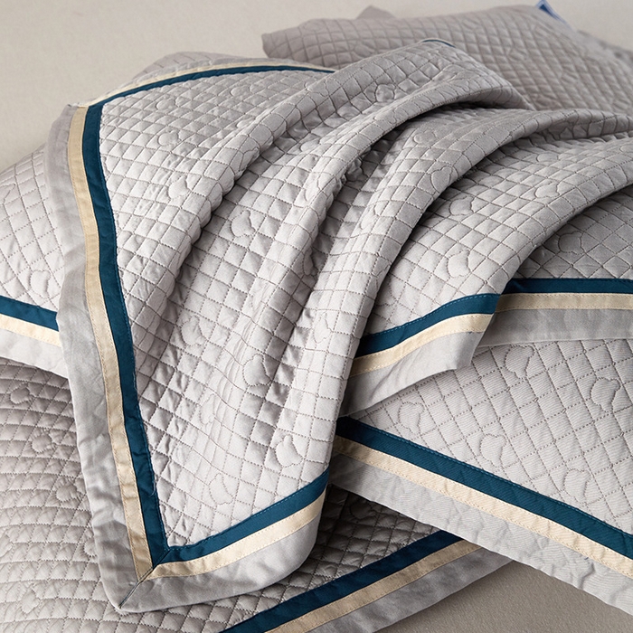 91家纺网 家纺一手货源 找家纺 OL家纺 2024新款双面天丝夏被床盖三件套-蔓花熊 浅灰