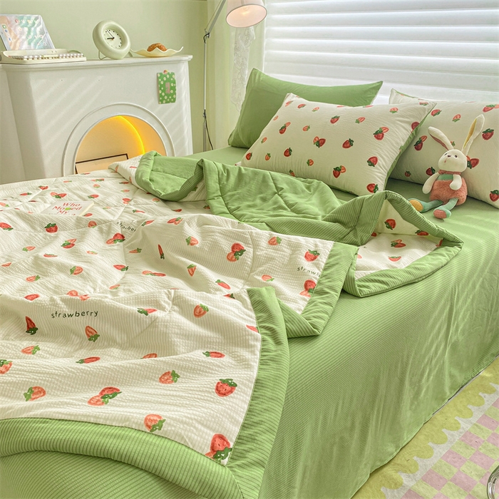 91家纺网 家纺一手货源 找家纺 可思家纺 2024新款A类泡泡纱夏被四件套 甜心草莓