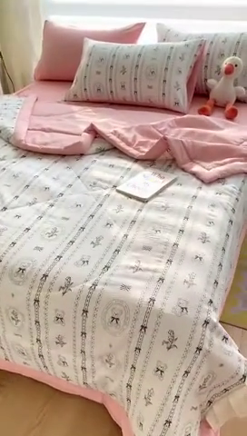 91家纺网 家纺一手货源 找家纺 可思家纺 2024新款A类泡泡纱夏被四件套 绅士熊