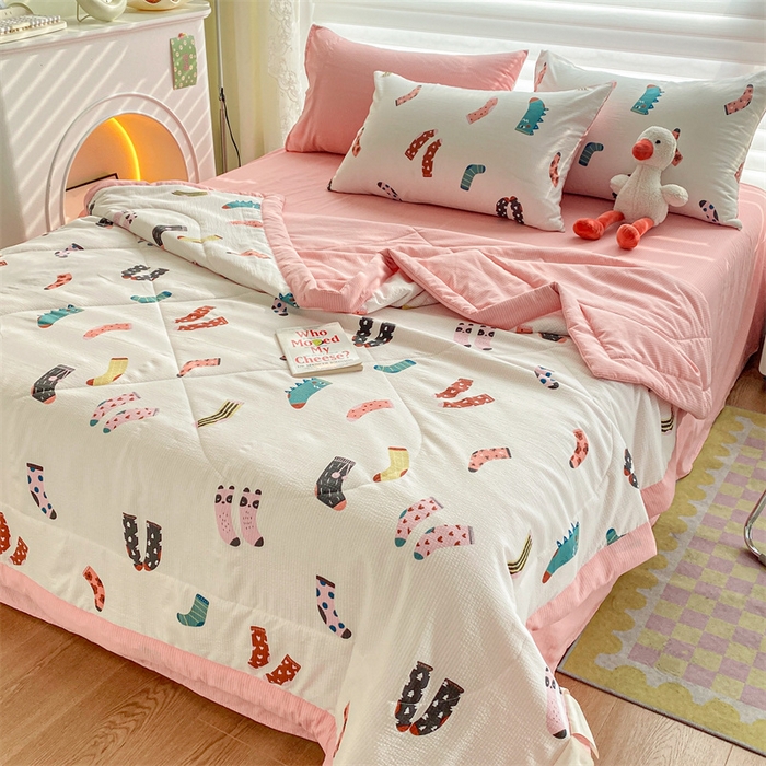 91家纺网 家纺一手货源 找家纺 可思家纺 2024新款A类泡泡纱夏被四件套 卡通袜子