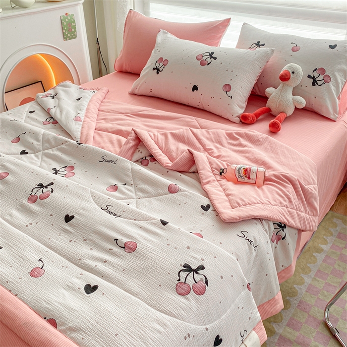91家纺网 家纺一手货源 找家纺 可思家纺 2024新款A类泡泡纱夏被四件套 樱桃甜心