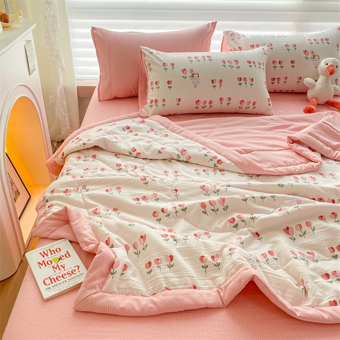 91家纺网 家纺一手货源 找家纺 可思家纺 2024新款A类泡泡纱夏被四件套 漫步花海