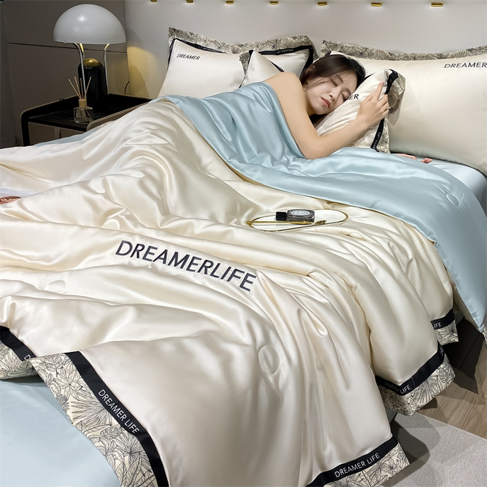 91家纺网 家纺一手货源 找家纺 笙意家纺 2025新款冰丝宽边款夏被-克里斯汀系列 克里斯汀-奶昔白+天空蓝