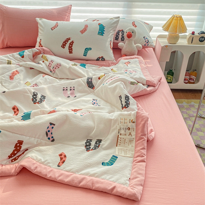 91家纺网 家纺一手货源 找家纺 可思家纺 2024新款A类泡泡纱夏被四件套 卡通袜子