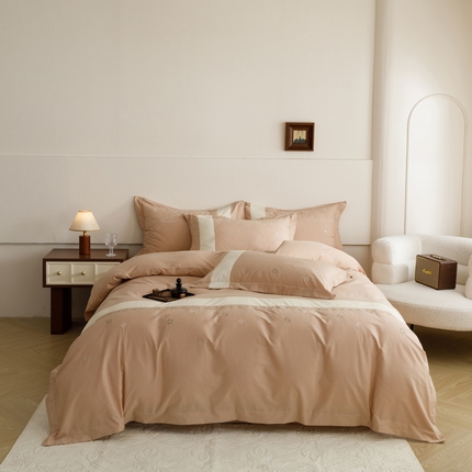 91家纺网 家纺一手货源 找家纺 艾莱家纺 2024新款A类全棉长绒棉加厚刺绣+宽边+撞色拼接四件套--春恋系列 春恋-时尚驼