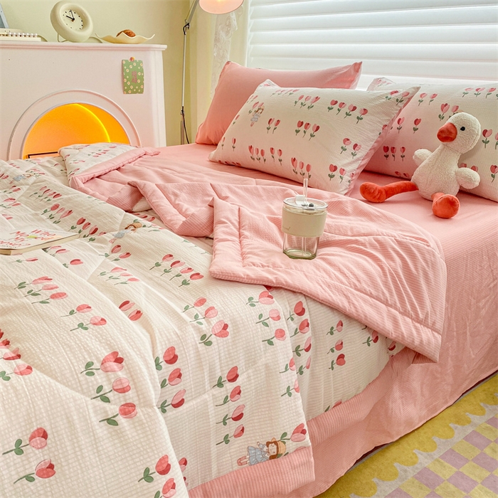 91家纺网 家纺一手货源 找家纺 可思家纺 2024新款A类泡泡纱夏被四件套 漫步花海