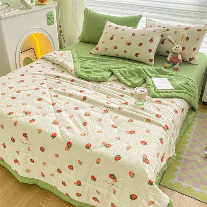 91家纺网 家纺一手货源 找家纺 可思家纺 2024新款A类泡泡纱夏被四件套 甜心草莓