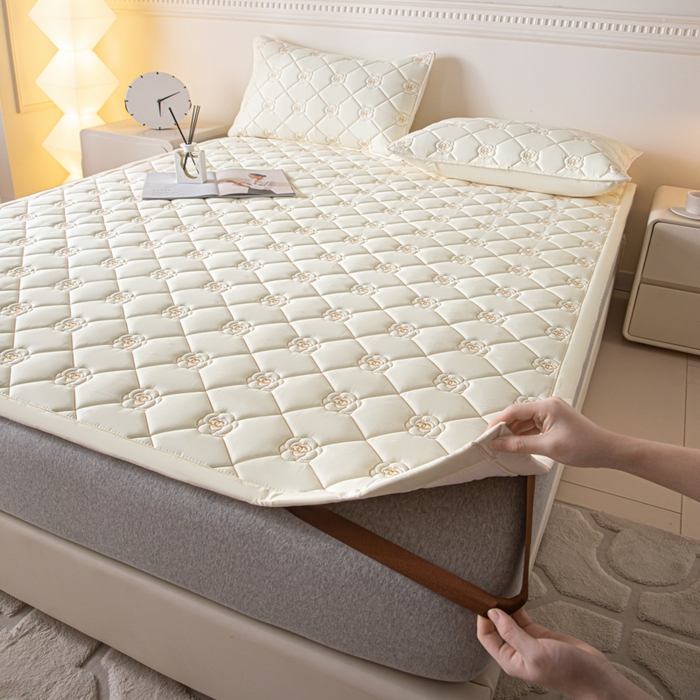 91家纺网 家纺一手货源 找家纺 鑫钰 2024新款A类原棉大豆抗菌床护垫-花语 花语-简约白