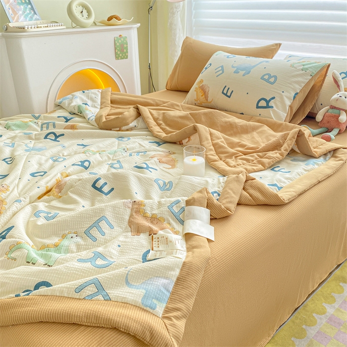 91家纺网 家纺一手货源 找家纺 可思家纺 2024新款A类泡泡纱夏被四件套 字母恐龙