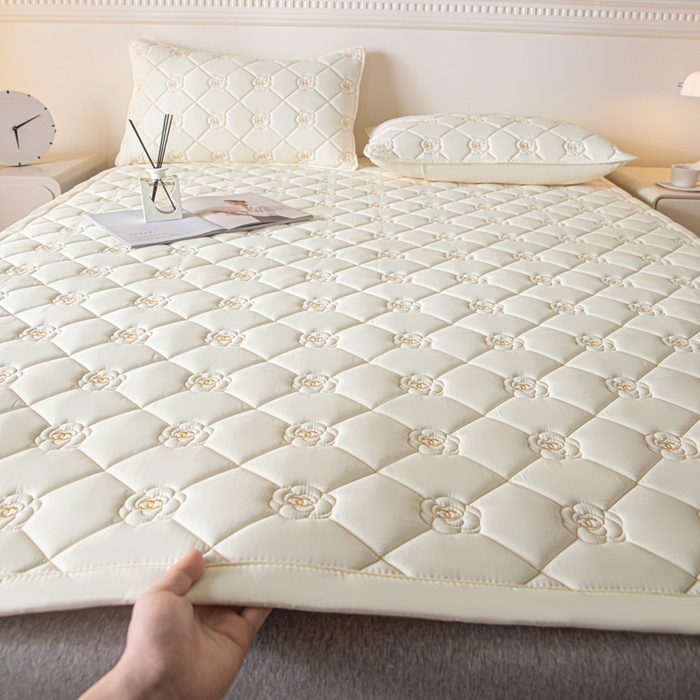 91家纺网 家纺一手货源 找家纺 鑫钰 2024新款A类原棉大豆抗菌床护垫-花语 花语-简约白