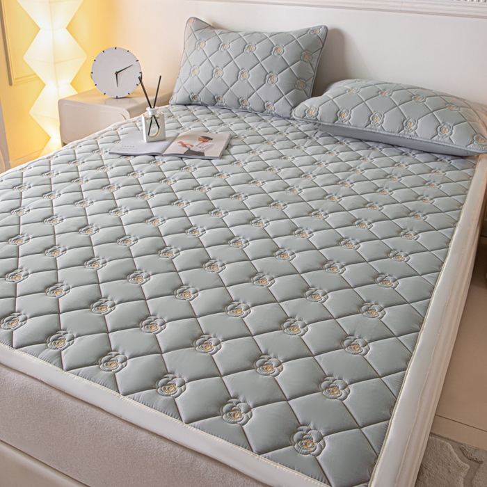 91家纺网 家纺一手货源 找家纺 鑫钰 2024新款A类原棉大豆抗菌床护垫-花语 花语-雅致灰