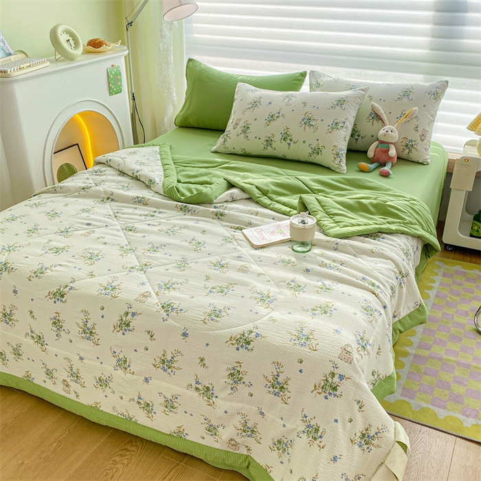 91家纺网 家纺一手货源 找家纺 可思家纺 2024新款A类泡泡纱夏被四件套 花园小兔