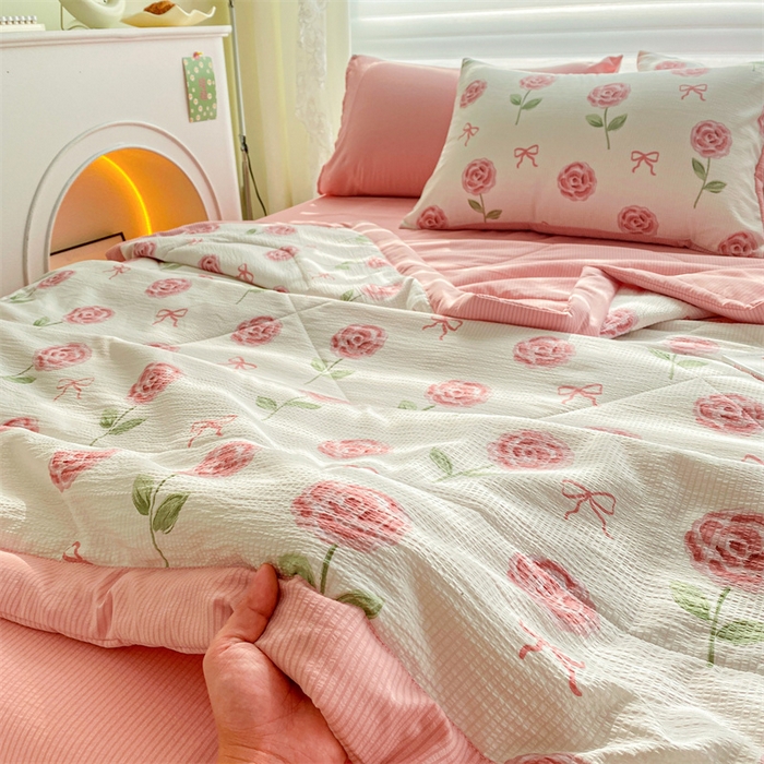 91家纺网 家纺一手货源 找家纺 可思家纺 2024新款A类泡泡纱夏被四件套 玫瑰恋语