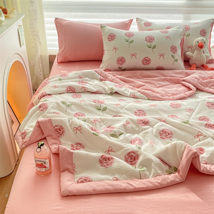 91家纺网 家纺一手货源 找家纺 可思家纺 2024新款A类泡泡纱夏被四件套 玫瑰恋语