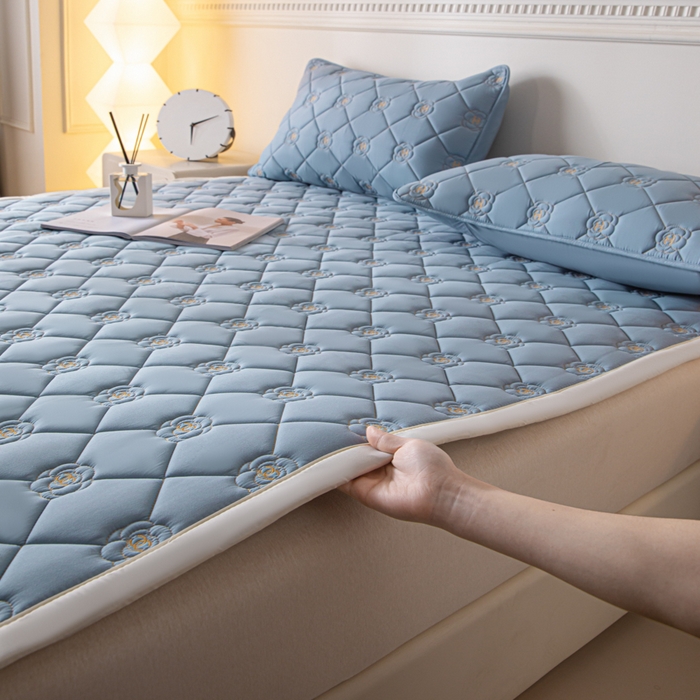 91家纺网 家纺一手货源 找家纺 鑫钰 2024新款A类原棉大豆抗菌床护垫-花语 花语-宾利蓝