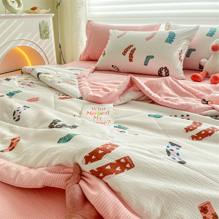 91家纺网 家纺一手货源 找家纺 可思家纺 2024新款A类泡泡纱夏被四件套 卡通袜子