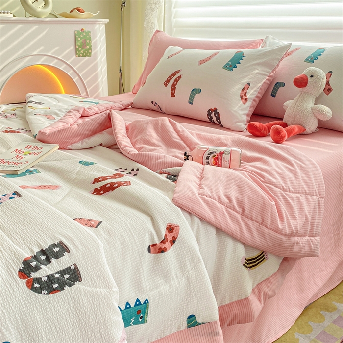 91家纺网 家纺一手货源 找家纺 可思家纺 2024新款A类泡泡纱夏被四件套 卡通袜子