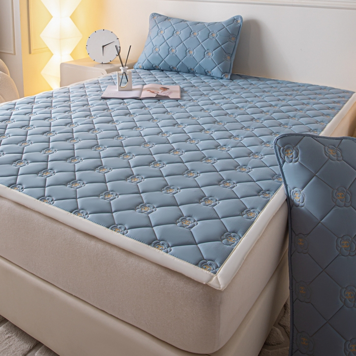 91家纺网 家纺一手货源 找家纺 鑫钰 2024新款A类原棉大豆抗菌床护垫-花语 花语-宾利蓝