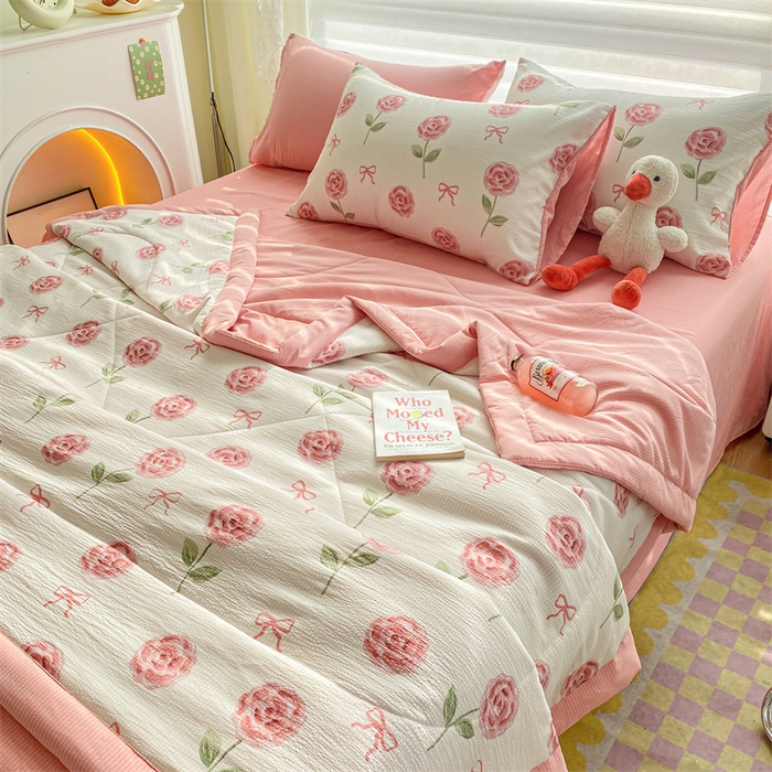 91家纺网 家纺一手货源 找家纺 可思家纺 2024新款A类泡泡纱夏被四件套 玫瑰恋语