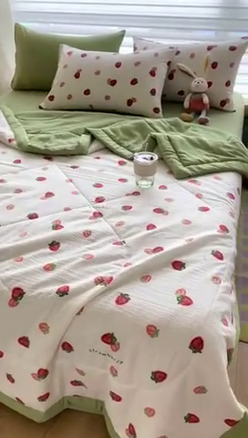 91家纺网 家纺一手货源 找家纺 可思家纺 2024新款A类泡泡纱夏被四件套 甜心草莓