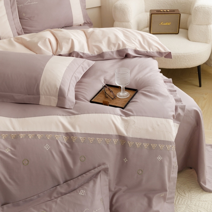 91家纺网 家纺一手货源 找家纺 艾莱家纺 2024新款A类全棉长绒棉加厚刺绣+宽边+撞色拼接四件套--春恋系列 春恋-烟熏紫