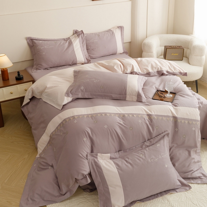 91家纺网 家纺一手货源 找家纺 艾莱家纺 2024新款A类全棉长绒棉加厚刺绣+宽边+撞色拼接四件套--春恋系列 春恋-烟熏紫