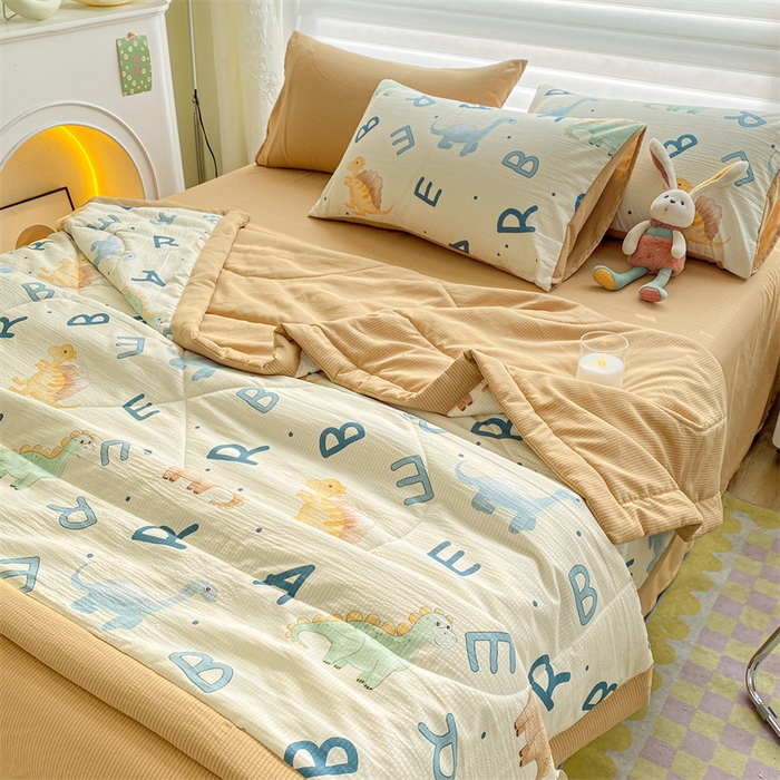 91家纺网 家纺一手货源 找家纺 可思家纺 2024新款A类泡泡纱夏被四件套 字母恐龙