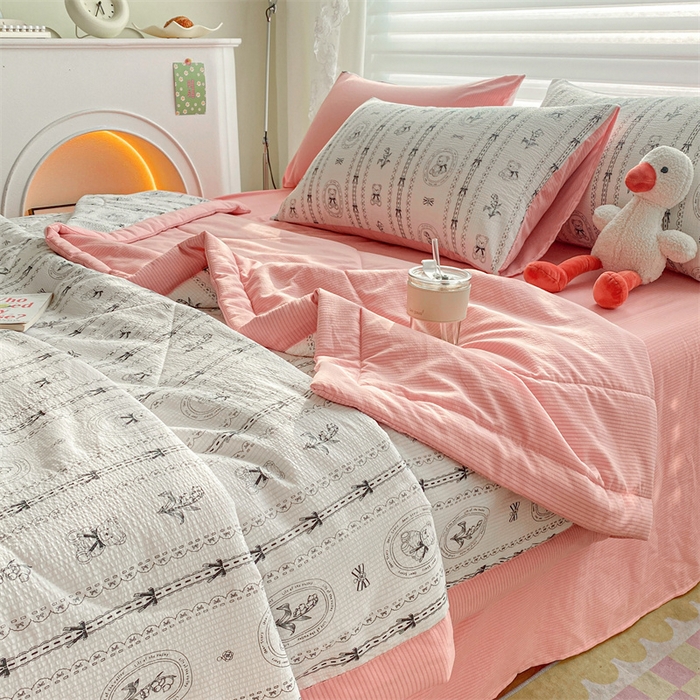 91家纺网 家纺一手货源 找家纺 可思家纺 2024新款A类泡泡纱夏被四件套 绅士熊