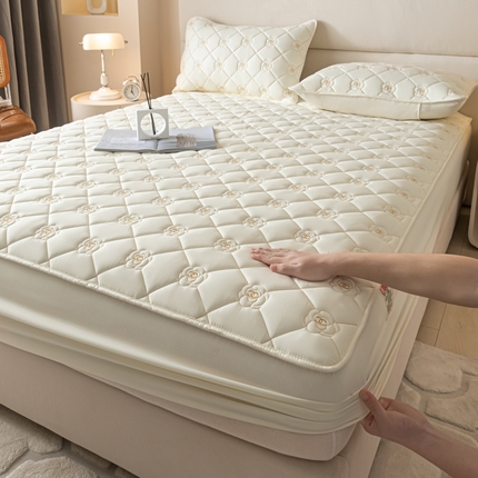 91家纺网 家纺一手货源 找家纺 鑫钰 2024新款A类原棉大豆夹棉床笠-花语 花语-简约白