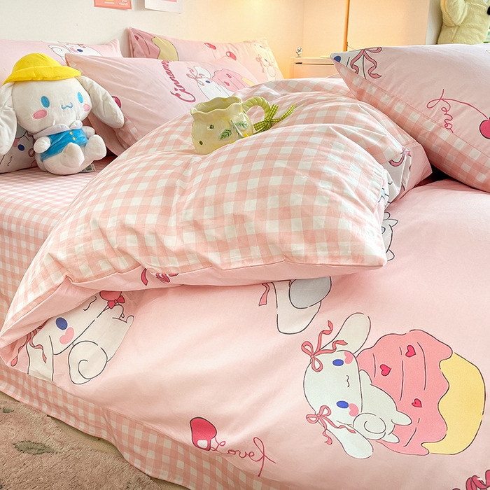 91家纺网 家纺一手货源 找家纺 桃子家居 2024新款三丽鸥正版授权全棉卡通系列四件套 棉三丽鸥-奶油甜心玉桂狗