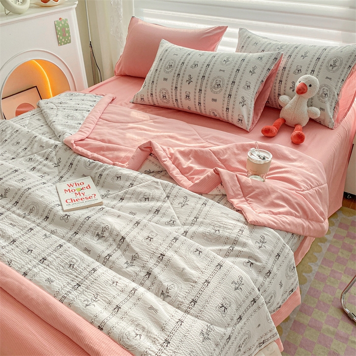 91家纺网 家纺一手货源 找家纺 可思家纺 2024新款A类泡泡纱夏被四件套 绅士熊