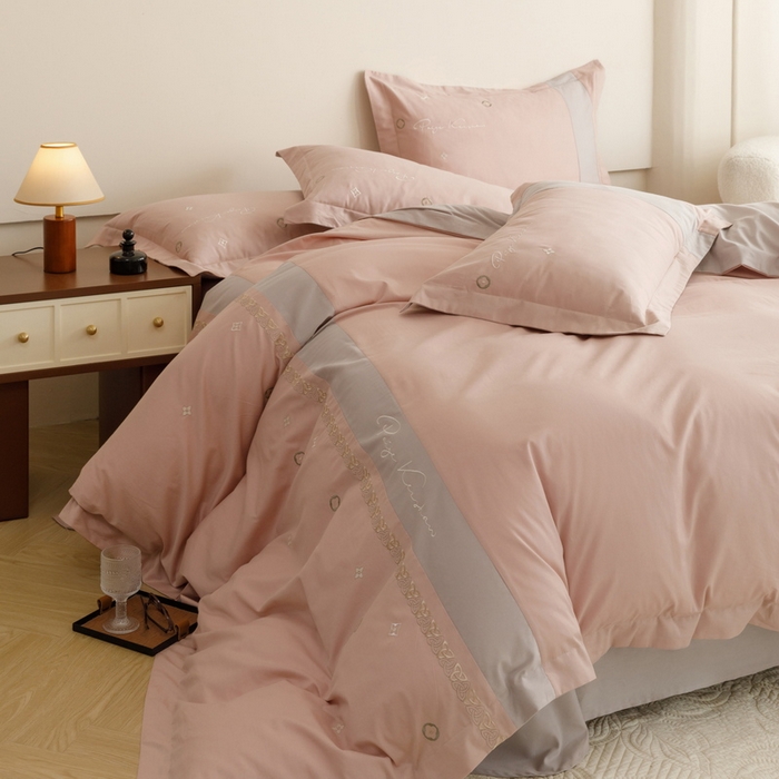 91家纺网 家纺一手货源 找家纺 艾莱家纺 2024新款A类全棉长绒棉加厚刺绣+宽边+撞色拼接四件套--春恋系列 春恋-藕粉色