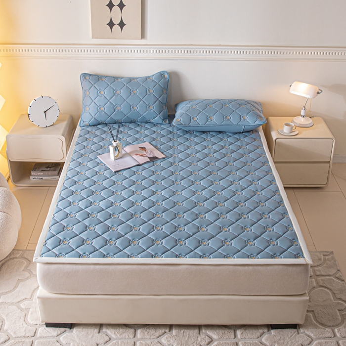 91家纺网 家纺一手货源 找家纺 鑫钰 2024新款A类原棉大豆抗菌床护垫-花语 花语-宾利蓝