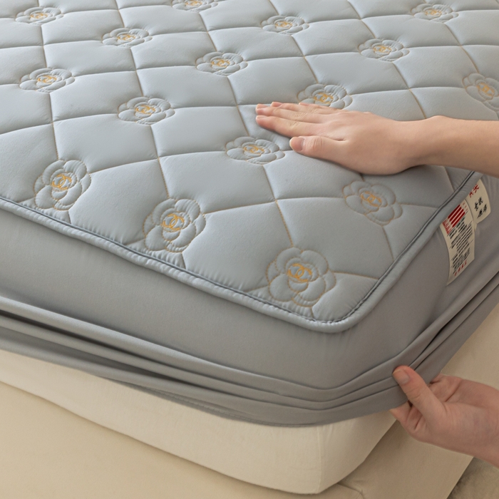 91家纺网 家纺一手货源 找家纺 鑫钰 2024新款A类原棉大豆夹棉床笠-花语 花语-雅致灰