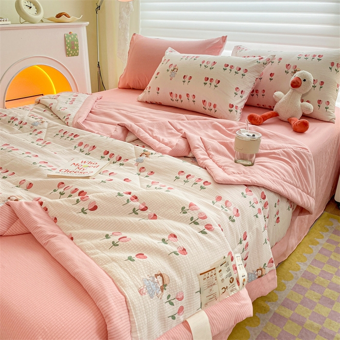 91家纺网 家纺一手货源 找家纺 可思家纺 2024新款A类泡泡纱夏被四件套 漫步花海