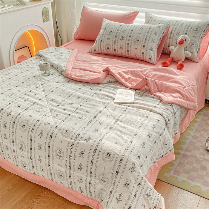 91家纺网 家纺一手货源 找家纺 可思家纺 2024新款A类泡泡纱夏被四件套 绅士熊