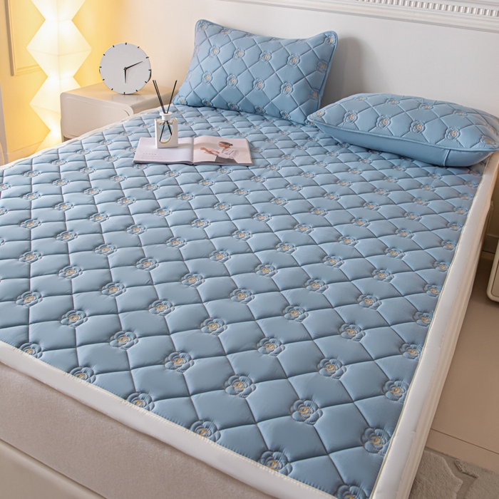 91家纺网 家纺一手货源 找家纺 鑫钰 2024新款A类原棉大豆抗菌床护垫-花语 花语-宾利蓝
