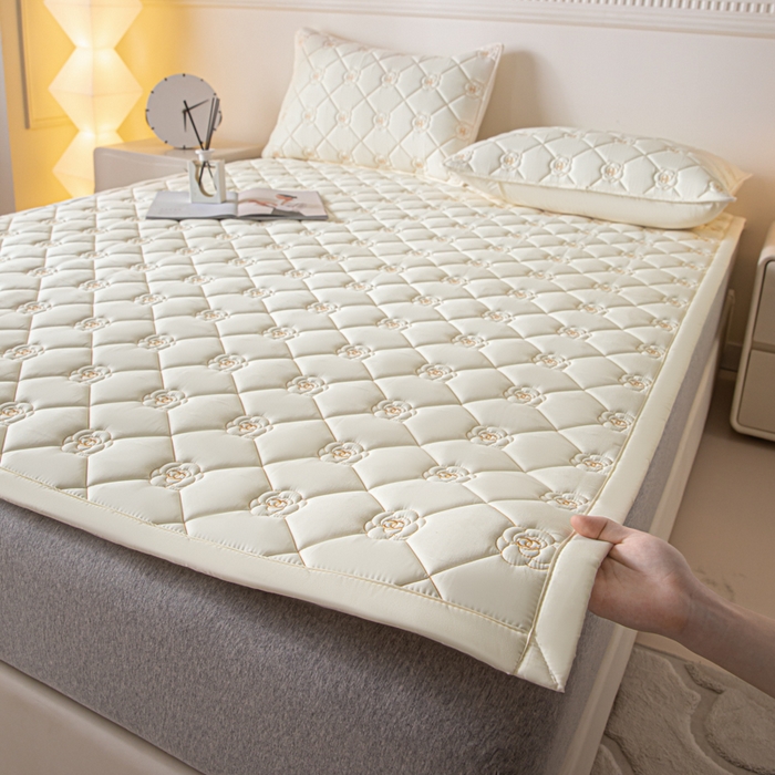 91家纺网 家纺一手货源 找家纺 鑫钰 2024新款A类原棉大豆抗菌床护垫-花语 花语-简约白