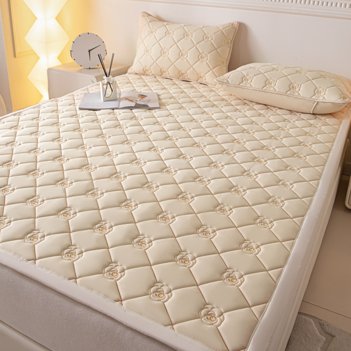 91家纺网 家纺一手货源 找家纺 鑫钰 2024新款A类原棉大豆抗菌床护垫-花语 花语-香槟驼