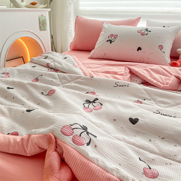 91家纺网 家纺一手货源 找家纺 可思家纺 2024新款A类泡泡纱夏被四件套 樱桃甜心