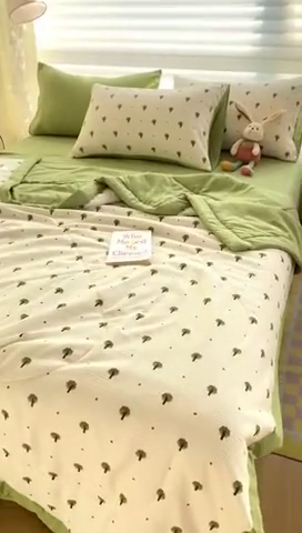 91家纺网 家纺一手货源 找家纺 可思家纺 2024新款A类泡泡纱夏被四件套 清新树林