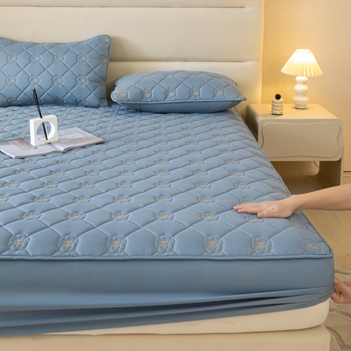 91家纺网 家纺一手货源 找家纺 鑫钰 2024新款A类原棉大豆夹棉床笠-花语 花语-宾利蓝