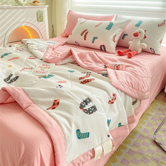 91家纺网 家纺一手货源 找家纺 可思家纺 2024新款A类泡泡纱夏被四件套 卡通袜子