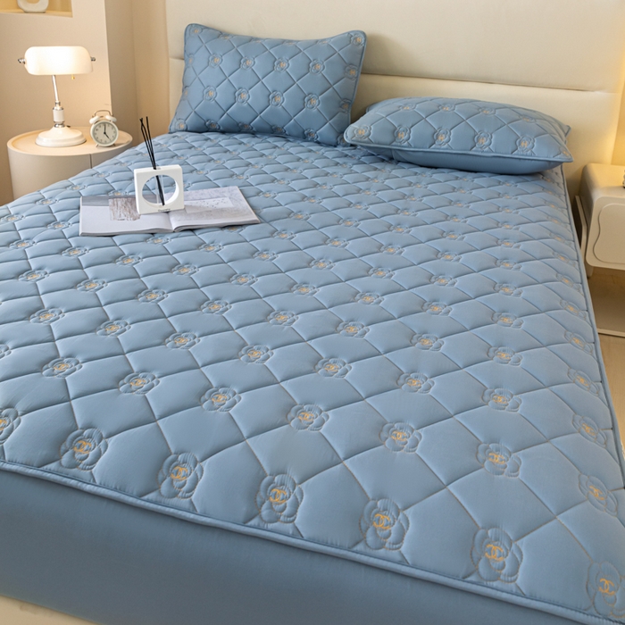 91家纺网 家纺一手货源 找家纺 鑫钰 2024新款A类原棉大豆夹棉床笠-花语 花语-宾利蓝