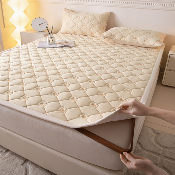 91家纺网 家纺一手货源 找家纺 鑫钰 2024新款A类原棉大豆抗菌床护垫-花语 花语-香槟驼