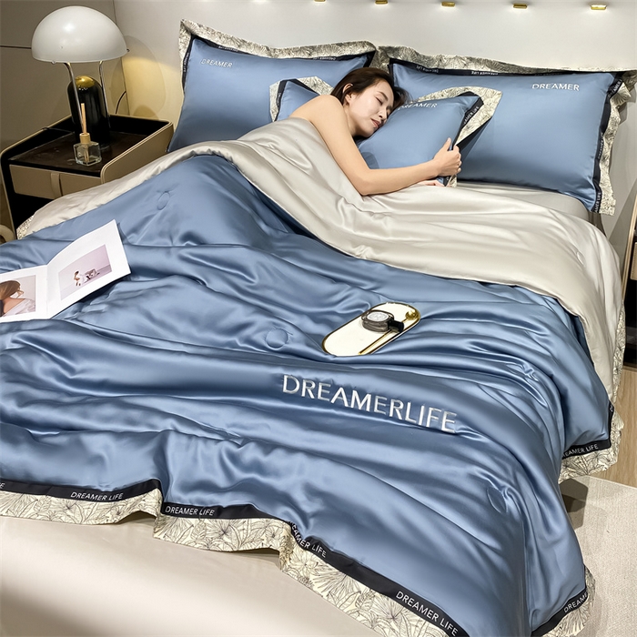 91家纺网 家纺一手货源 找家纺 笙意家纺 2025新款冰丝宽边款夏被-克里斯汀系列 克里斯汀-宾利蓝+山灰